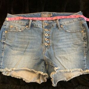 Torrid button fly, stretchy, frayed denim short shorts
